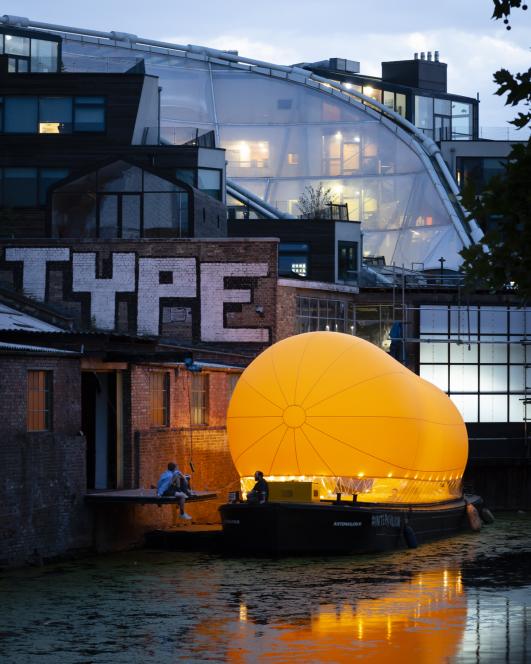 The inflatable ‘antepavilion’ by Thomas Randall-Page and Benedetta Rogers is afloat on the Regents Canal