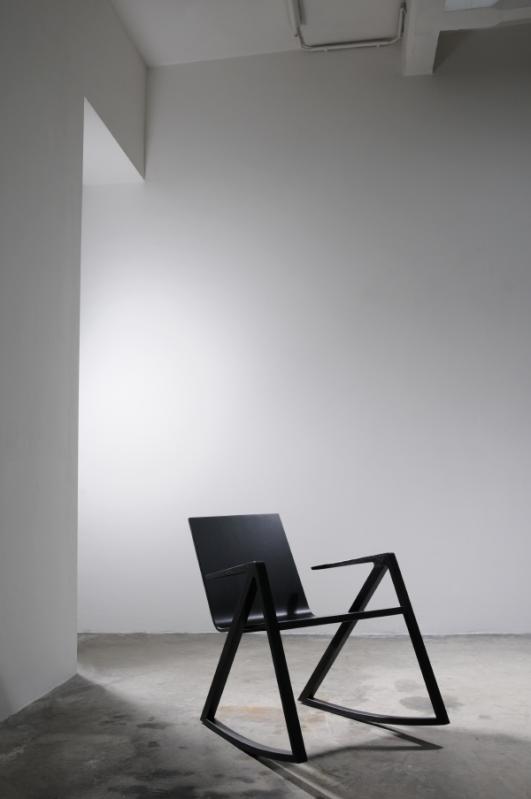  Frédéric Richard - Rocking chair R02-09 – Wooden rocking chair in a minimalist and graphic style. Produced in the designer’s workshop. Variations: natural oak or stained black– Finish: oiled.