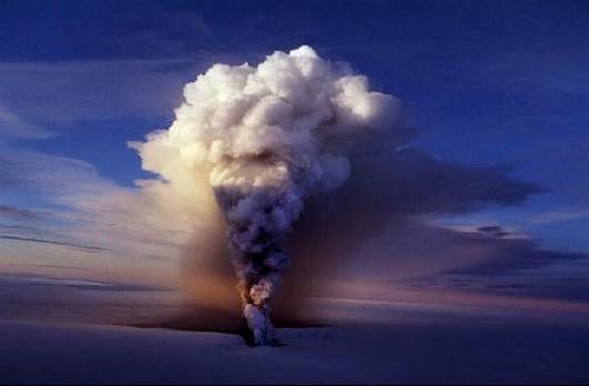 Image of volcanic ash plume from eruption in Iceland that has affected travel throughout Europe