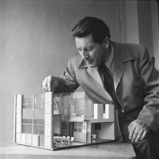 Gerrit Rietveld with a model of the “core house”, 1941 © VG Bild-Kunst, Bonn 2012, Photo: Collection Rietveld Schröder Archive, Utrecht